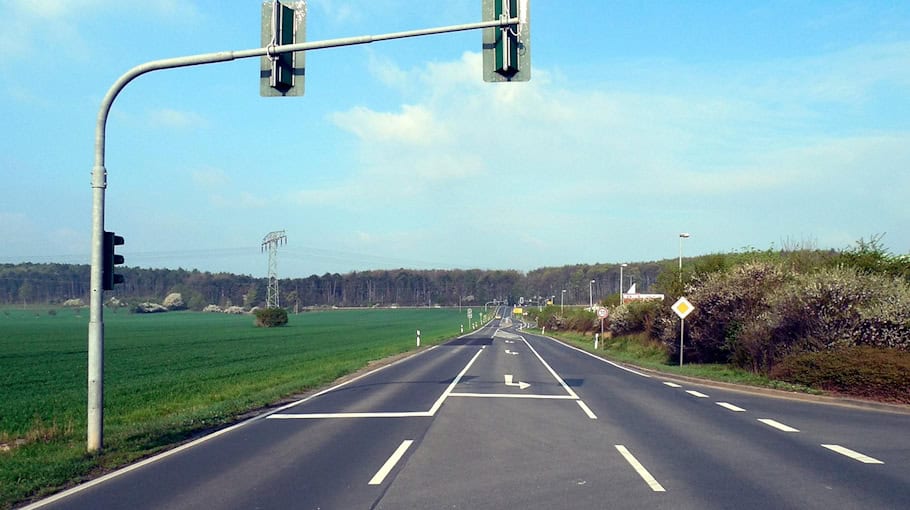 Lkw touchiert Ampel in Pulsnitz