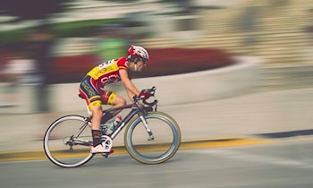 Pkw übersieht Radfahrer beim Abbiegen