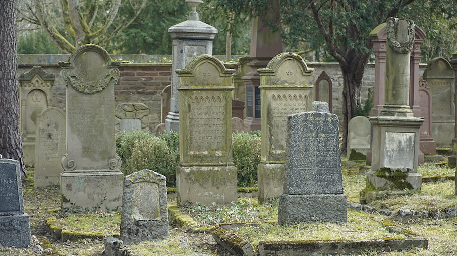 Schmierereien auf Friedhof in Bautzen