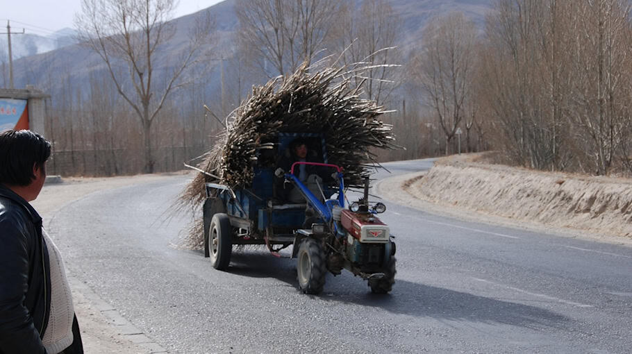Transporter prallt gegen Leitplanke bei Crostwitz