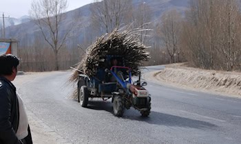 Transporter prallt gegen Leitplanke bei Crostwitz