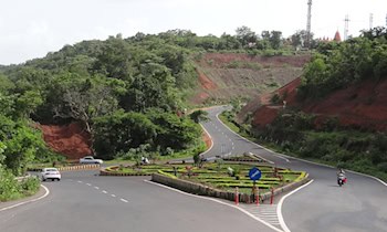 Alkohol am Steuer: Hyundai fährt Verkehrsinsel um und flüchtet in Dresden-Stetzsch