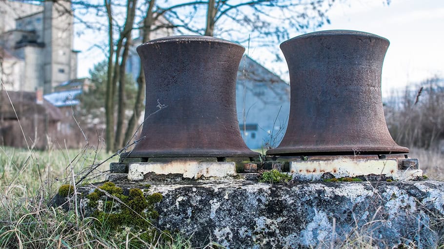 Unfall in Pirna: Toyota prallt gegen Poller