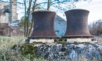 Unfall in Pirna: Toyota prallt gegen Poller