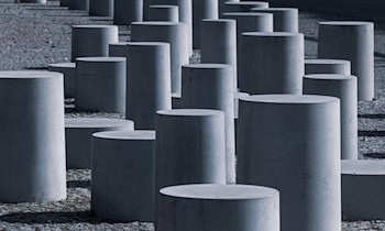 Skoda Enyaq stößt gegen Poller in Pirna