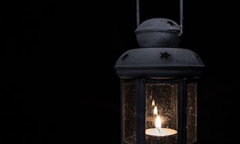 Pkw prallt gegen Laterne nach Ausweichmanöver