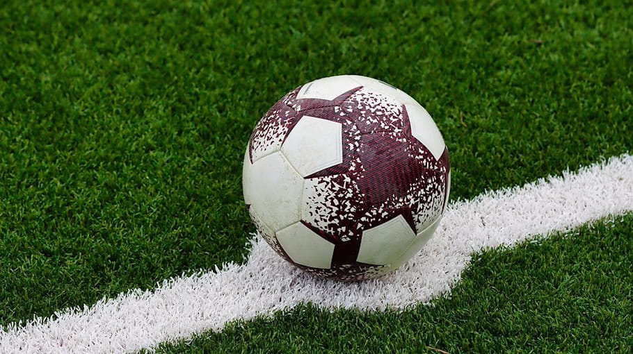 Kunstrasen durch Feuerwerk beschädigt in Doberschau