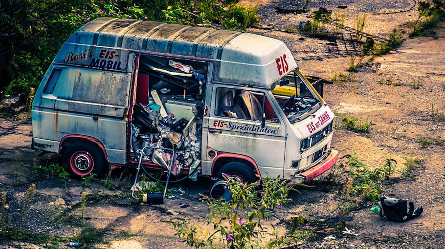Kleinbus kollidiert mit Baum bei Marienberg – ein Todesopfer, mehrere Verletzte