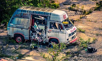 Kleinbus kollidiert mit Baum bei Marienberg – ein Todesopfer, mehrere Verletzte