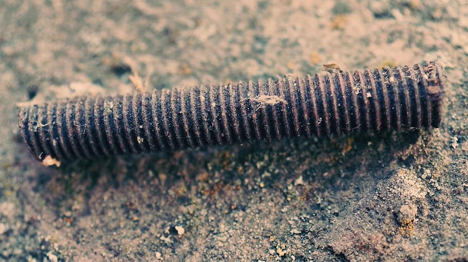 Metallteile auf A4 beschädigen elf Fahrzeuge