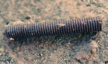 Metallteile auf A4 beschädigen elf Fahrzeuge