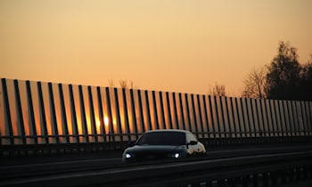 Fahrerflucht beschädigt Leitplanke in Hagenwerder