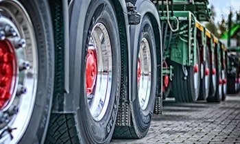 Lkw mit Neufahrzeugen stoppt wegen Höhenüberschreitung auf A4