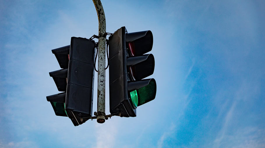 Schwerlasttransport beschädigt Ampel in Hohenstein-Ernstthal