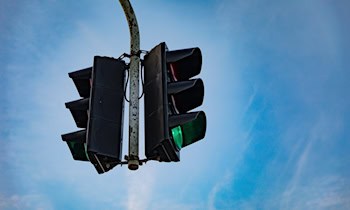 Schwerlasttransport beschädigt Ampel in Hohenstein-Ernstthal