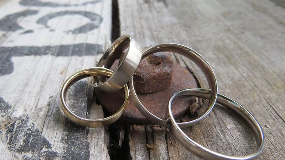 Diamantbesetzter Goldring aus Schmuckgeschäft gestohlen in Plauen