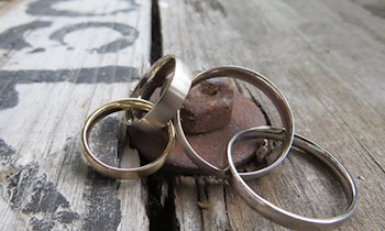 Diamantbesetzter Goldring aus Schmuckgeschäft gestohlen in Plauen