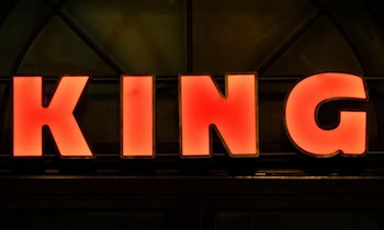 Beschädigtes Werbeschild an Tankstelle in Plauen