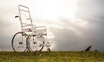 VW Golf prallt gegen Verkehrsschild in Stolpen-Helmsdorf