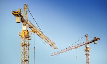 Kran bleibt an Haus hängen in Dresden-Johannstadt