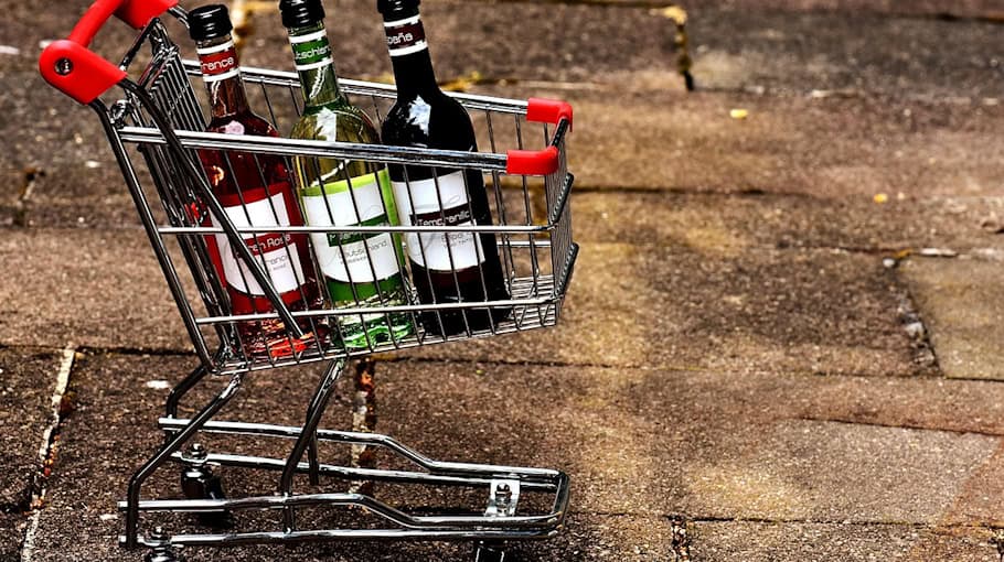 Einkaufswagen vom Hochhaus geworfen in Pirna-Sonnenstein