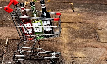 Einkaufswagen vom Hochhaus geworfen in Pirna-Sonnenstein