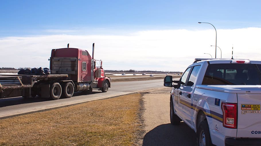 Sattelzug auf Seitenstreifen durch Lkw gestreift