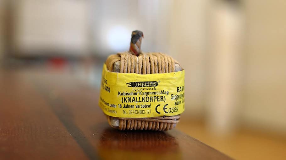 Jugendlicher schwer verletzt durch Knallkörper-Explosion in Leipzig