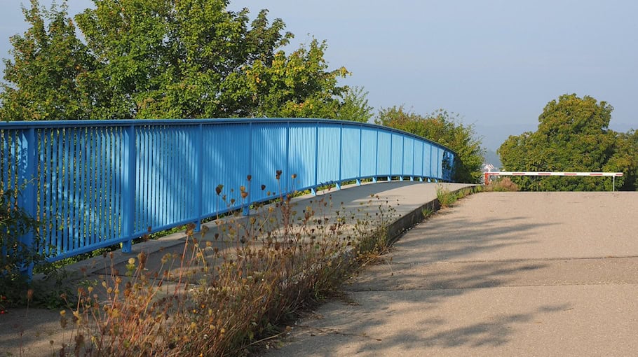 Fahrer ohne Führerschein kollidiert mit Schranke