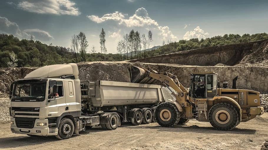 Lkw rutscht wegen Glätte in Görlitz gegen Firmengebäude