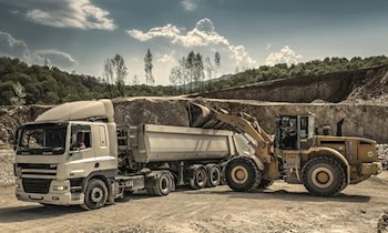 Lkw rutscht wegen Glätte in Görlitz gegen Firmengebäude