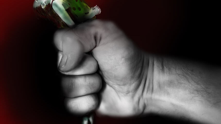 Gruppe greift 24-Jährige auf Supermarktparkplatz an