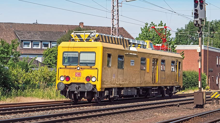 Straßenbahn mit brennendem Stromabnehmer in Zwickau
