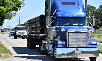Sattelzug reißt Findling auf Parkplatz An der Neiße