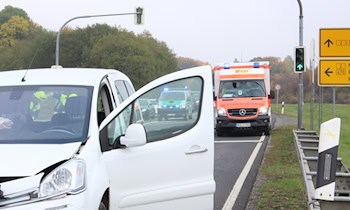 Rettungswagen stößt mit Seat in Dresden-Johannstadt zusammen
