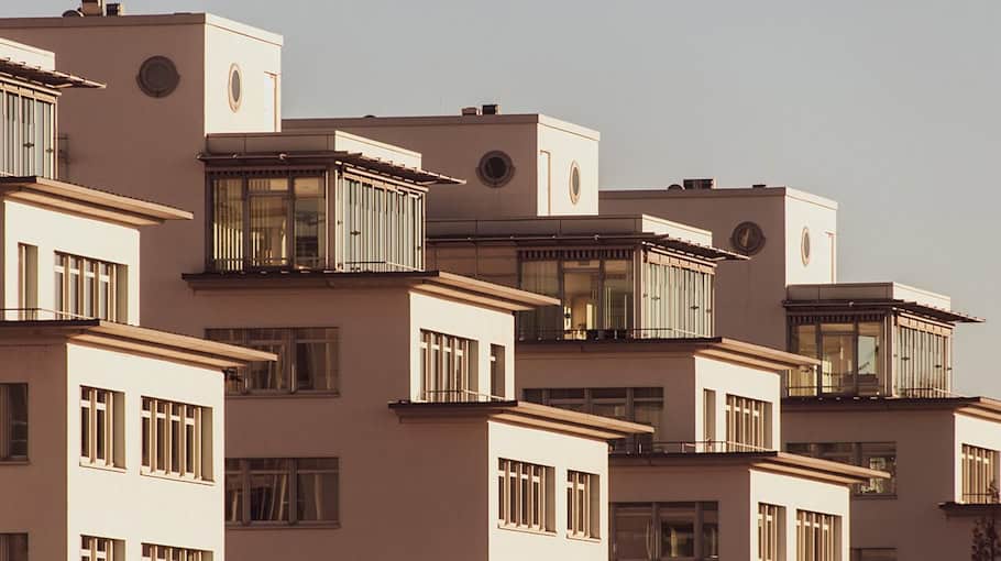 Rote Farbe an Hausfassaden beschmiert