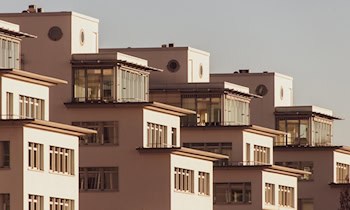 Rote Farbe an Hausfassaden beschmiert