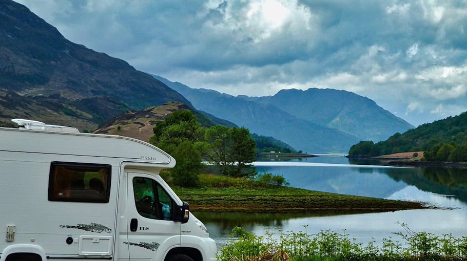 Wohnmobil streift Lkw auf A72 – Fahrer fuhr weiter