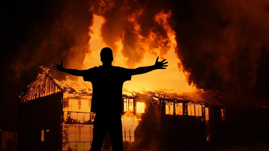 Brandsatz und Feuerschein am Restaurant in Kaßberg