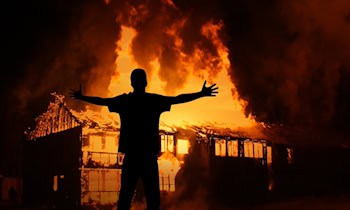 Brandsatz und Feuerschein am Restaurant in Kaßberg