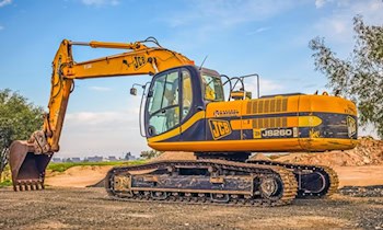 Bagger reißt Oberleitung und Laterne um