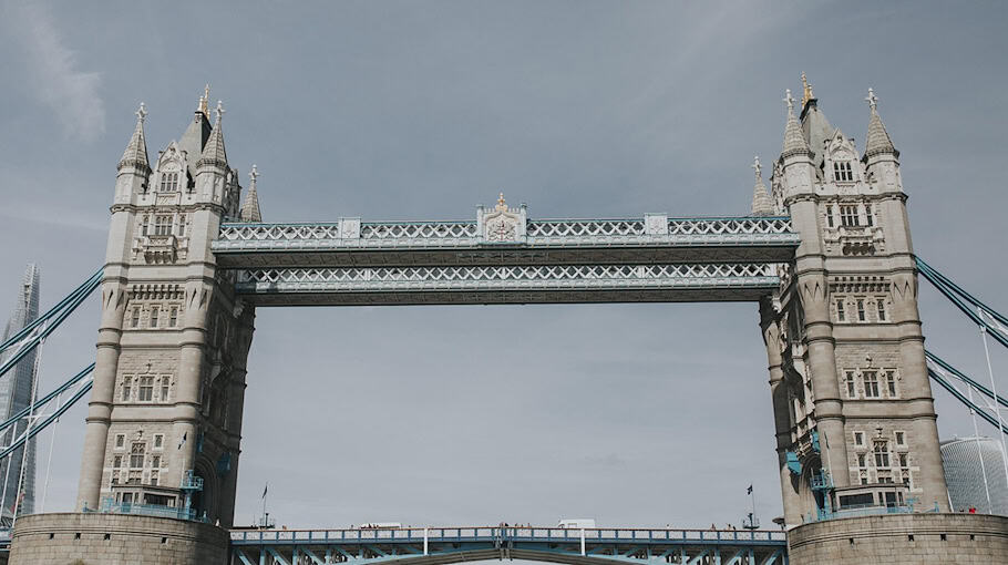 Lkw-Kranaufbau kollidiert mit Bahnbrücke in Wiesa