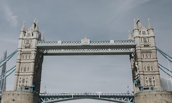 Lkw-Kranaufbau kollidiert mit Bahnbrücke in Wiesa