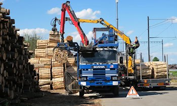 Massiv überladener Holztransporter auf der A38 gestoppt