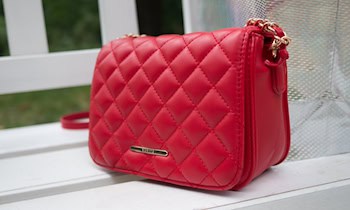 Handtasche bei Autoaufbruch in Radeberg gestohlen