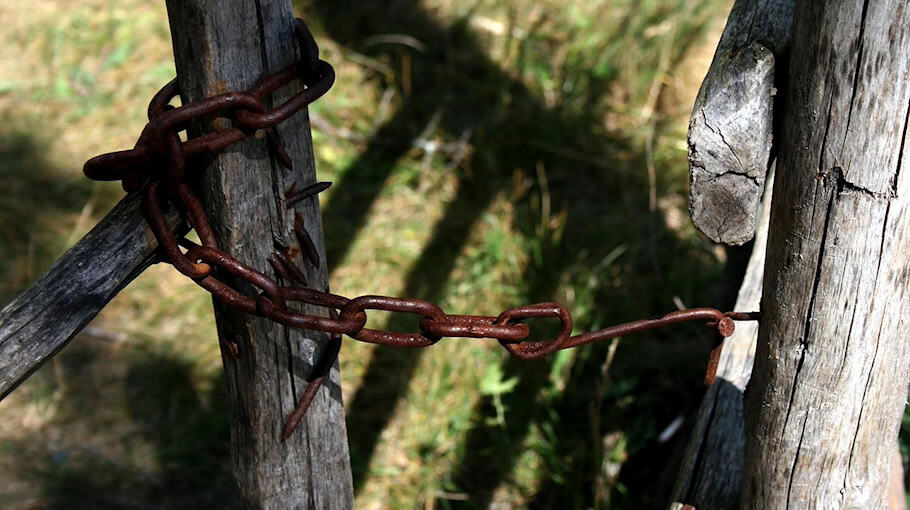 Klebstoff im Türschloss: Sachbeschädigung in Riesa