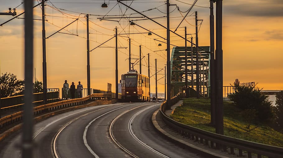 Fußgängerin prallt gegen Straßenbahn in Neuplanitz