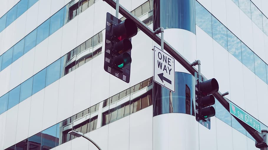 VW ID4 kollidiert mit Verkehrsschild in Weinböhla