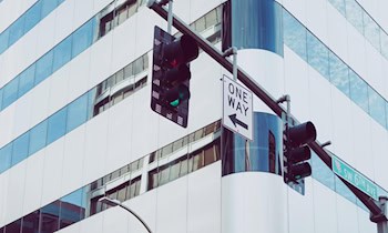 VW ID4 kollidiert mit Verkehrsschild in Weinböhla