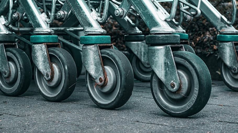 Einkaufswagen aus Hochhaus geworfen in Pirna-Sonnenstein